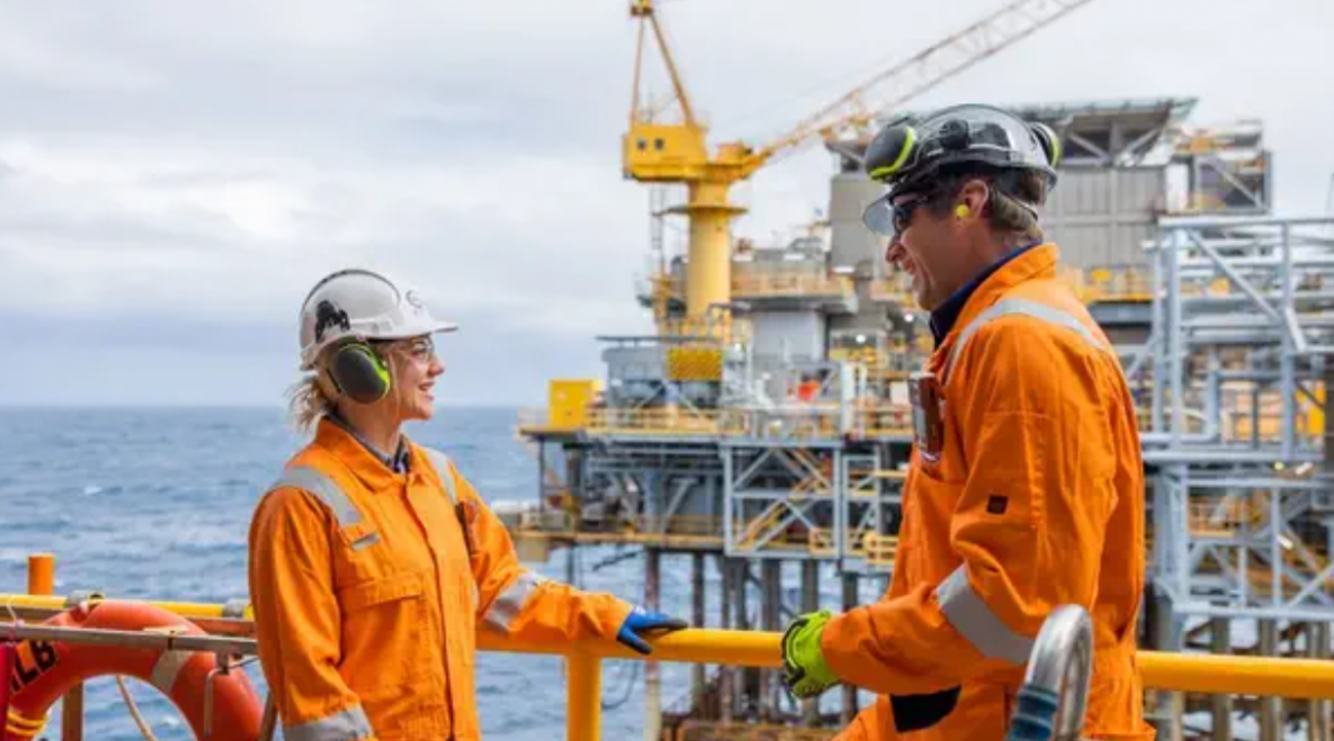 CEO Darren Woods yêu cầu ExxonMobil đặt mục tiêu tăng 18% sản lượng dầu và khí đốt vào năm 2030.