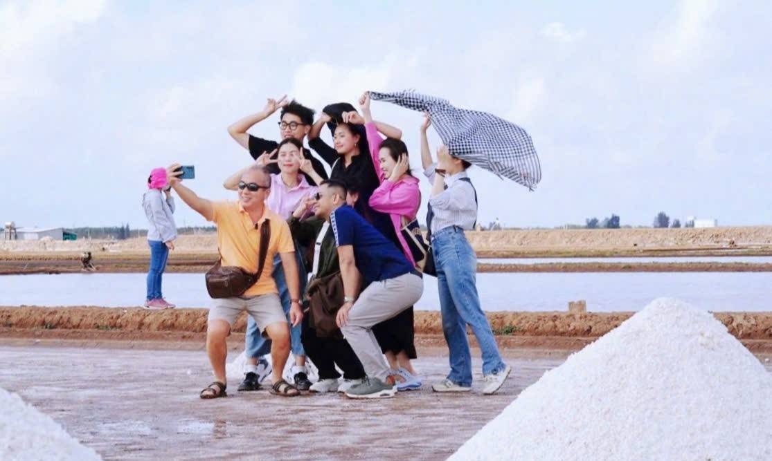 Cánh đồng muối và giấc mơ du lịch ven biển