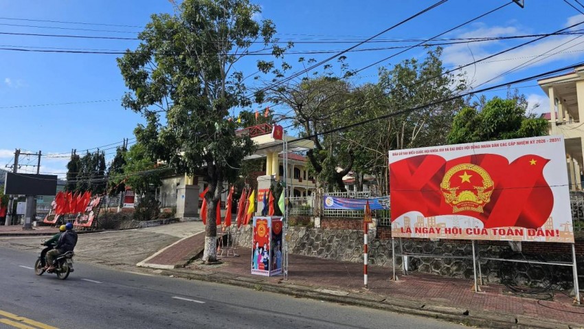 Dọc các tuyến đường trung tâm xã và khu dân cư, nhiều băng rôn, pa-nô, áp-phích tuyên truyền được treo trang trọng, tạo không khí sôi nổi hướng về ngày hội lớn của toàn dân.