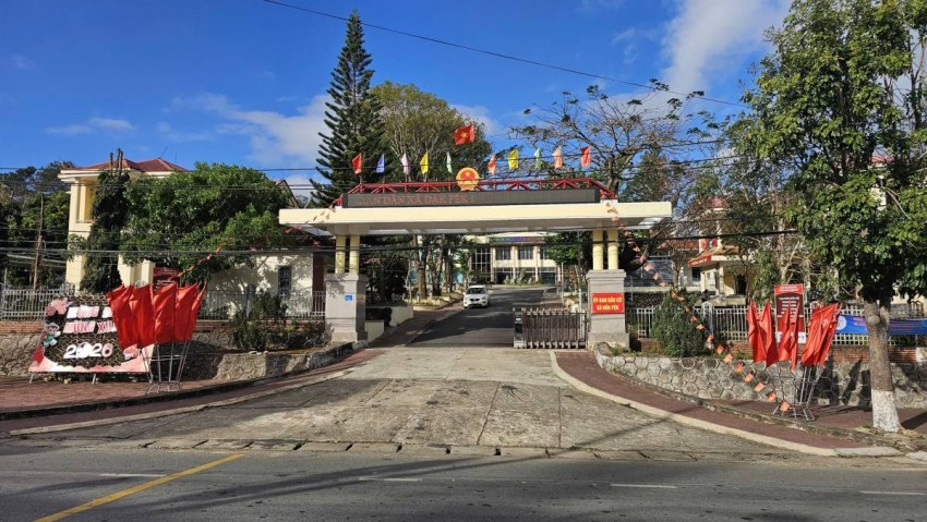 xã Đăk Pék – một xã vùng biên phía tây của tỉnh, cách trung tâm tỉnh gần 300 km – công tác chuẩn bị bầu cử tại các điểm bỏ phiếu từ trụ sở UBND xã đến các thôn, làng đang được gấp rút hoàn tất. 