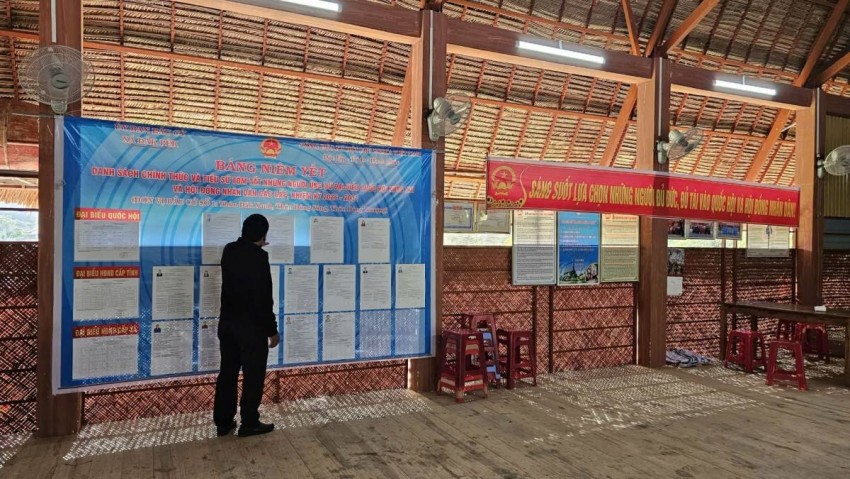 Từ việc niêm yết danh sách cử tri, chuẩn bị cơ sở vật chất đến bảo đảm an ninh trật tự, mọi công việc đang được triển khai đồng bộ, sẵn sàng để ngày bầu cử thực sự trở thành ngày hội của cử tri nơi vùng biên.