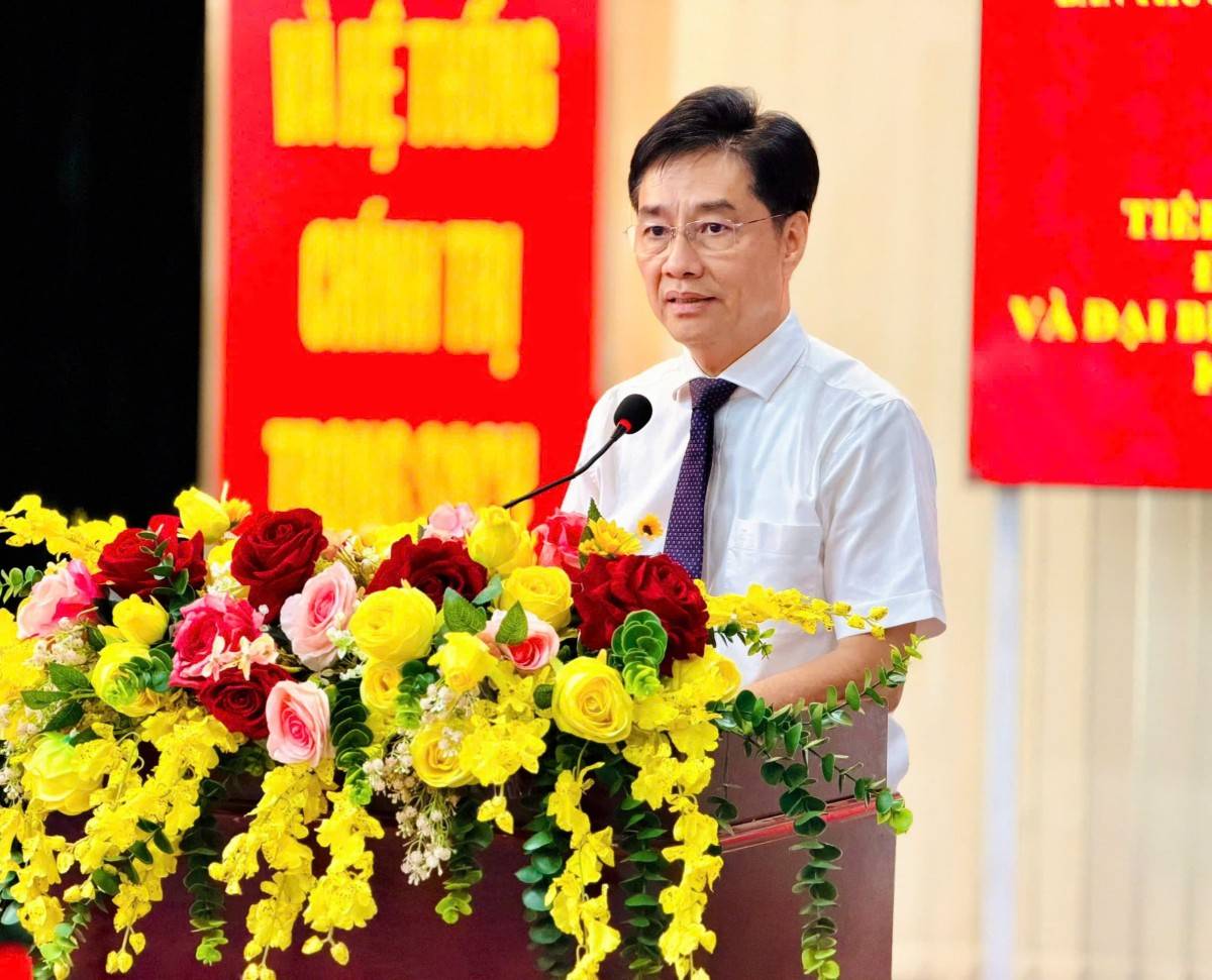 Ông Trần Diệp Tuấn, ứng cử viên Đại biểu QH khoá XVI, trình bày chương trình hành động tại Hội nghị