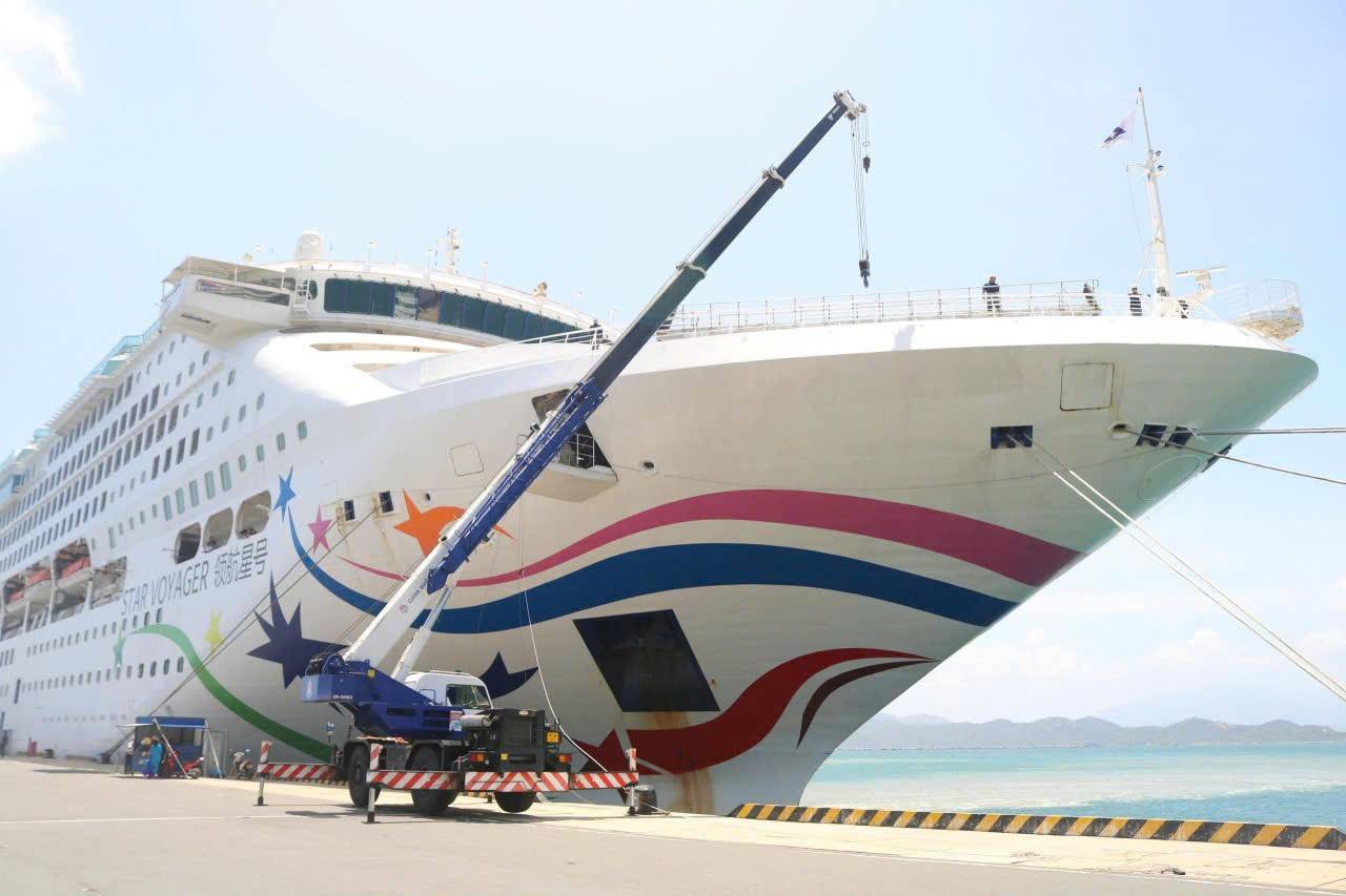 Tàu biển Quốc tế STAR VOYAGER tại cảng Quốc tế Cam Ranh.