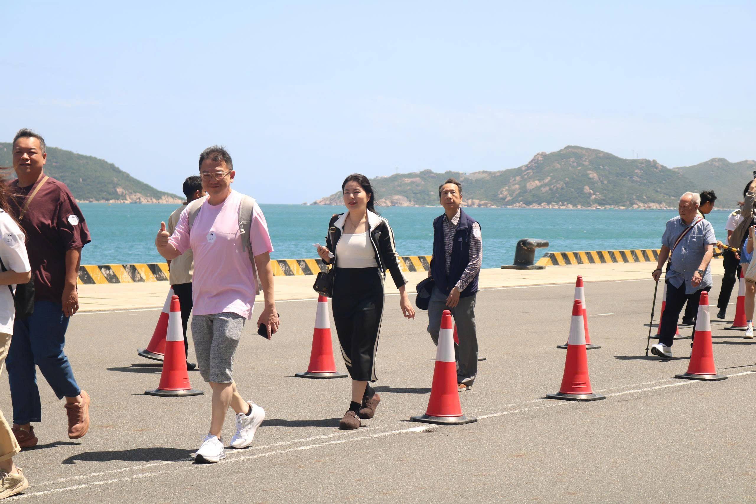 Du khách lên bờ tham quan các di tich, danh thăng và các điểm đến yêu thích tại Nha Trang