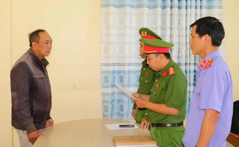 Bị can Lê Văn Chuồng nghe đọc Quyết định khởi tố vụ án, khởi tố bị can của Cơ quan Công tố.