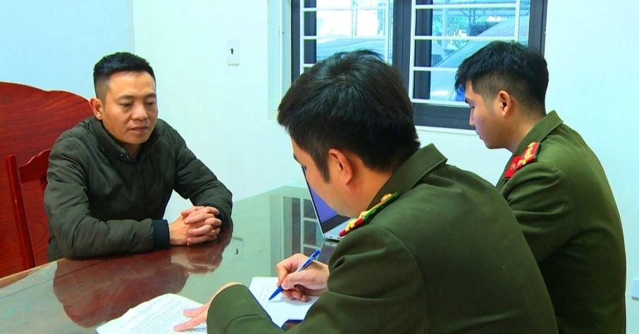 Bị can Hoàng Văn Toàn (góc trái ảnh) tại Cơ quan Công an (Ảnh: Công an Thanh Hoá).