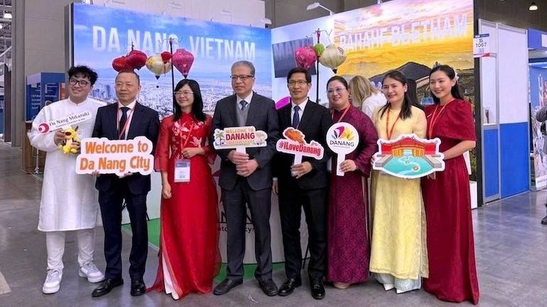 Đoàn đại biểu thành phố Đà Nẵng tại gian hàng trưng bày, giới thiệu du lịch Đà Nẵng tại hội chợ (Ảnh: Báo Nhân dân).
