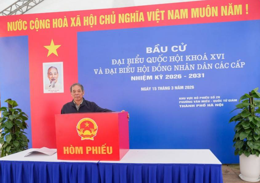 Khu vực hòm phiếu được bố trí trang trọng trong Đình Kim Liên.