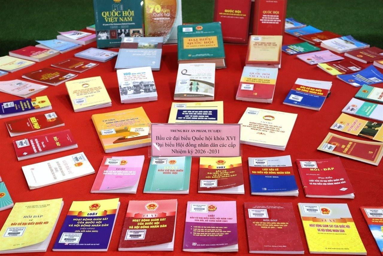 300 tư liệu về Quốc hội và bầu cử được trưng bày tại Thư viện tỉnh Lào Cai