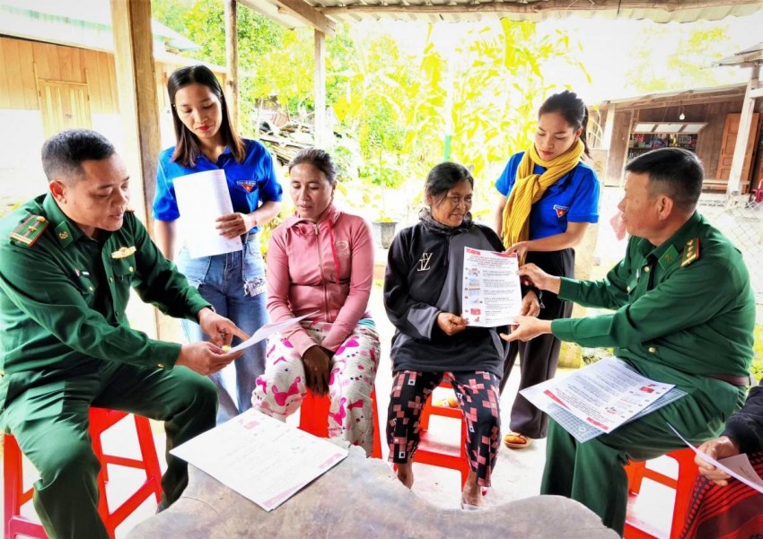 Lực lượng Biên phòng tuyên truyền cho bà con hiểu được ý nghĩa, tầm quan trọng của cuộc bầu cử, song song bằng Tiếng Việt và Tiếng Cơ Tu
