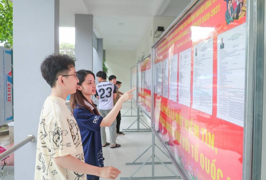 Công tác niêm yết danh sách cử tri tại các khu vực bỏ phiếu được thực hiện công khai, đúng quy định. 