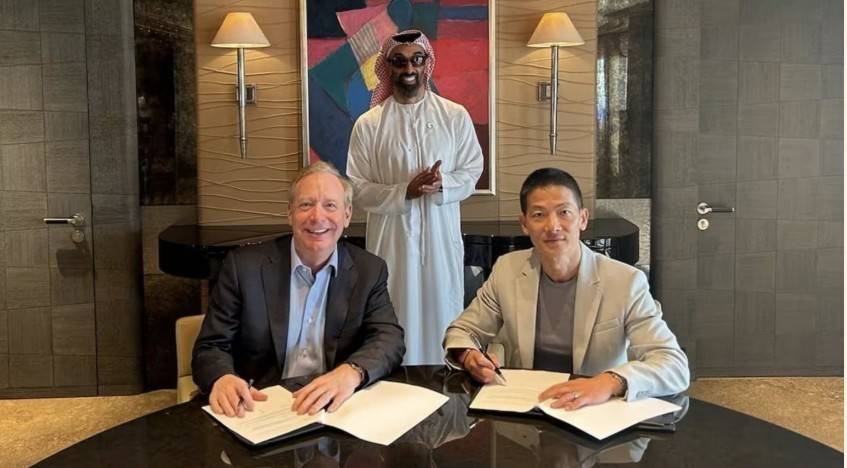 Microsoft sẽ đầu tư 1,5 tỷ USD vào tập đoàn AI G42 tại Abu Dhabi. Từ trái sang phải: Brad Smith, Phó chủ tịch kiêm Chủ tịch của Microsoft; Sheikh Tahnoon bin Zayed Al-Nahyan, Chủ tịch G42; và Peng Xiao, Tổng giám đốc điều hành (CEO) của G42.