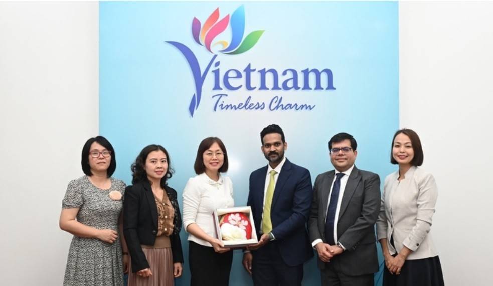 Phó Cục trưởng Du lịch Quốc gia Việt Nam Nguyễn Thị Hoa Mai tặng quà lưu niệm đoàn công tác của Công ty VFS Global (Ảnh: Báo Nhân dân).