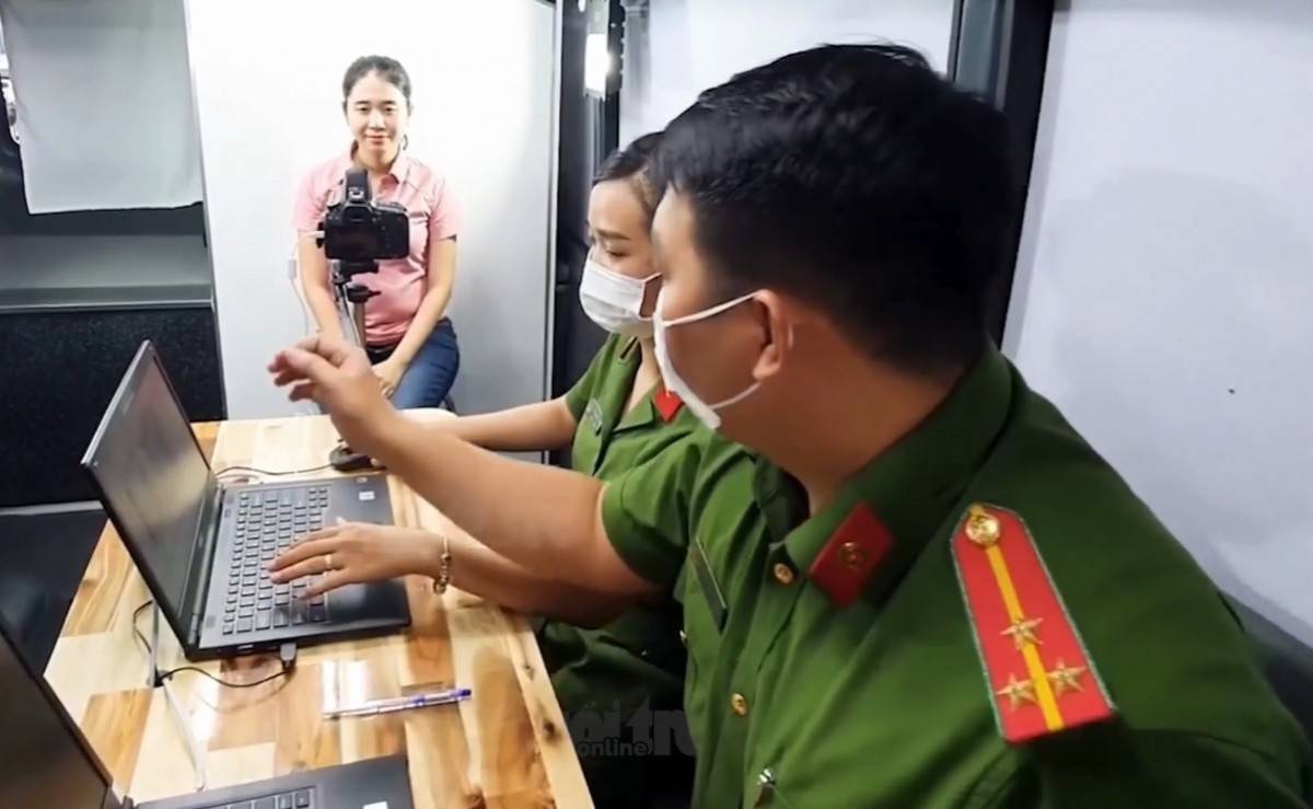 Nếu thẻ CCCD sắp hết hạn, công dân cần nhanh chóng đến Cơ quan Công an có thẩm quyền để làm thủ tục cấp đổi.