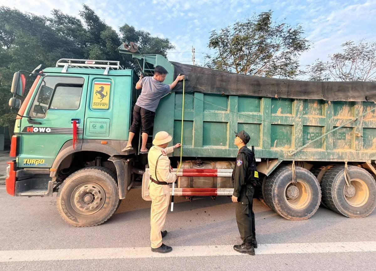 CSGT Phú Thọ xử lý hơn 450 xe tải vi phạm tải trọng