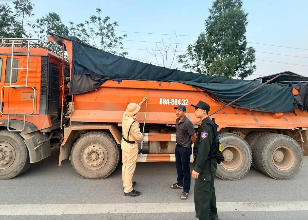 CSGT Phú Thọ xử lý hơn 450 xe tải vi phạm tải trọng