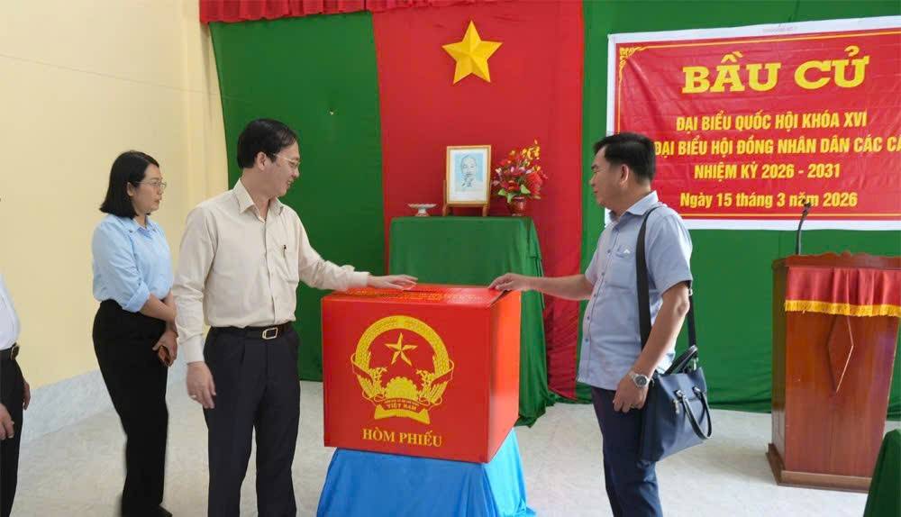 Đoàn kiểm tra khu vực bỏ phiếu ấp Bình An B, xã Chợ Lách. Ảnh- CTTĐT Đồng Tháp