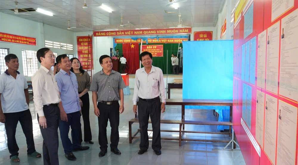 Ông Trần Trí Quang - Phó Bí thư Tỉnh ủy, Chủ tịch UBND tỉnh, Chủ tịch Ủy ban bầu cử tỉnh kiểm tra công tác niêm yết, công bố danh sách ứng cử viên tại khu vực bỏ phiếu số 2, xã Phú Phụng.