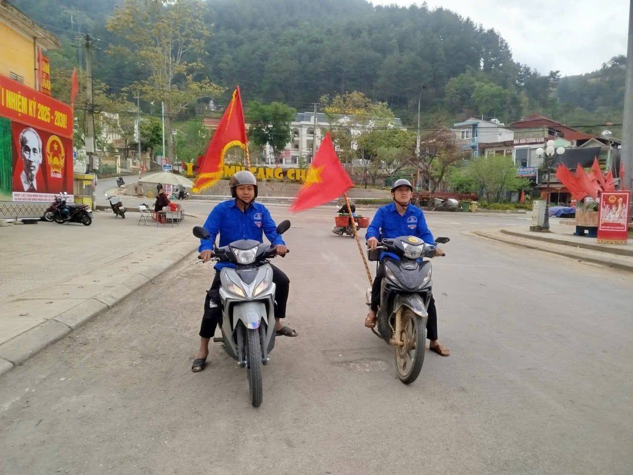 Lào Cai: Bí thư Đảng ủy xã Mù Cang Chải kiểm tra thực tế công tác chuẩn bị bầu cử