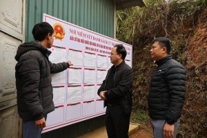 Lào Cai: Bí thư Đảng ủy xã Mù Cang Chải kiểm tra thực tế công tác chuẩn bị bầu cử