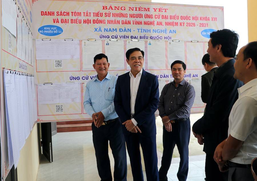 Chủ tịch UBND tỉnh Nghệ An Võ Trọng Hải kiểm tra khu vực bỏ phiếu tại Nhà văn hóa xóm Thống Nhất, xã Nam Đàn