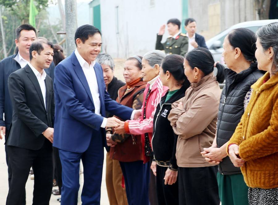 Chủ tịch UBND tỉnh Nghệ An Võ Trọng Hải thăm hỏi bà con thôn Tiến Thành, xã Con Cuông