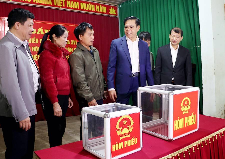 Ông Võ Trọng Hải - Chủ tịch UBND tỉnh Nghệ An đang trao đổi một số nội dung cho công tác bầu cử với cán bộ thôn Tiến Thành, xã Con Cuông