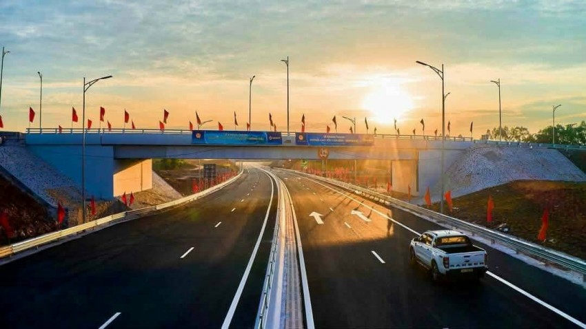 Tuyến giao thông chiến lược này được kỳ vọng sẽ mở rộng không gian phát triển đô thị, tăng cường liên kết vùng và tạo động lực tăng trưởng mới cho khu vực miền Trung.