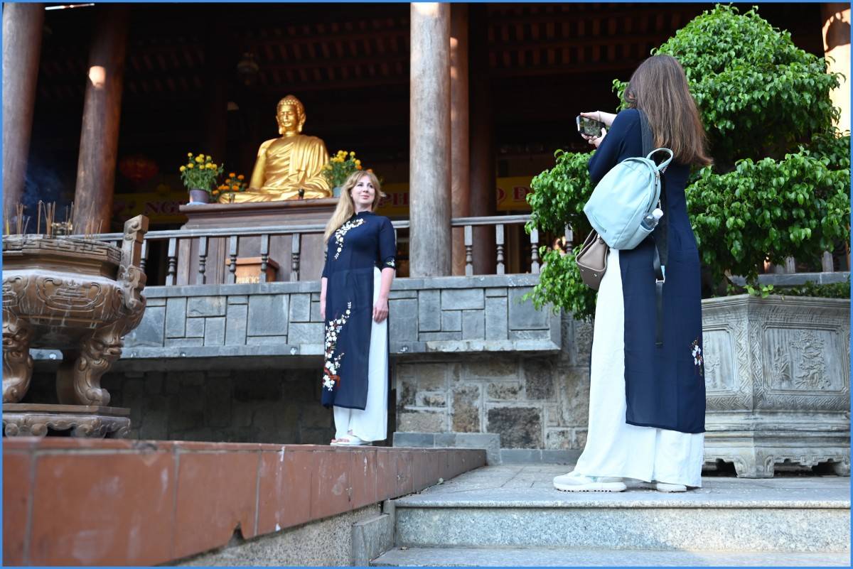 Tàu biển quốc tế Adora Mediterranea cùng 2.200 du khách thăm quan Khánh Hòa lần thứ 6