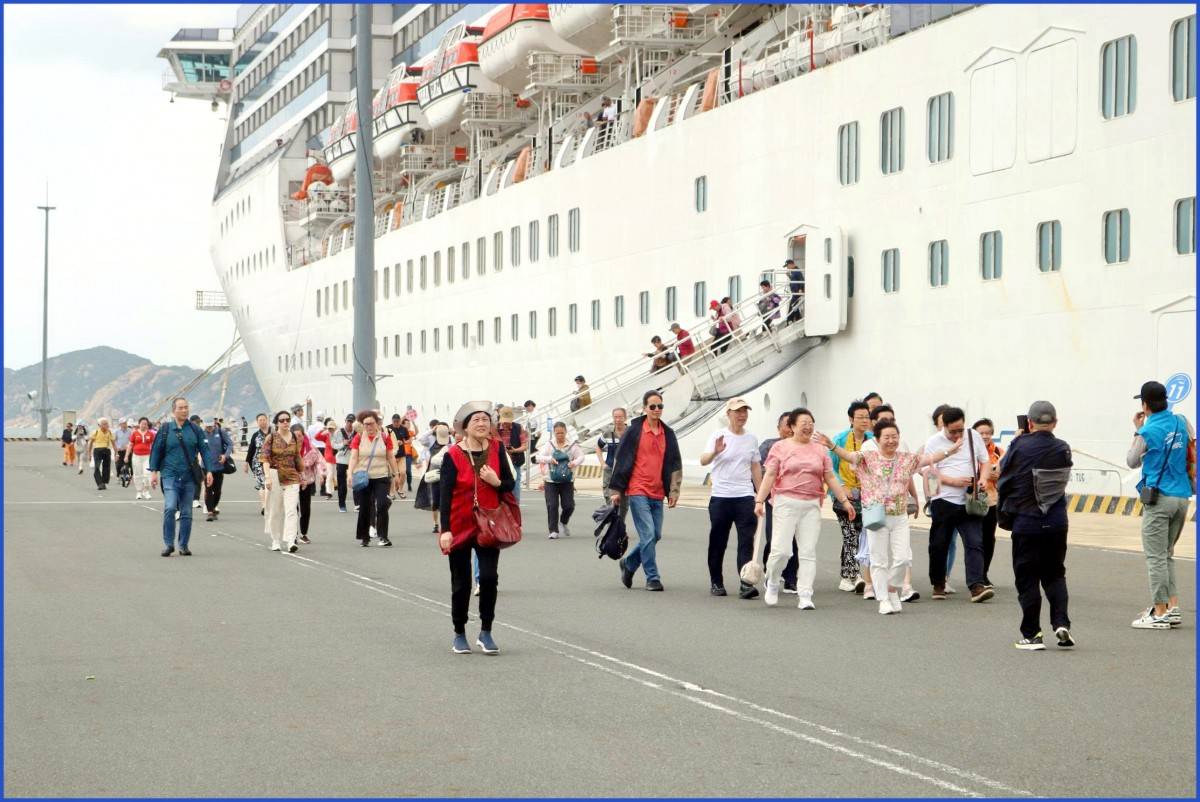 Tàu biển quốc tế Adora Mediterranea cùng 2.200 du khách thăm quan Khánh Hòa lần thứ 6