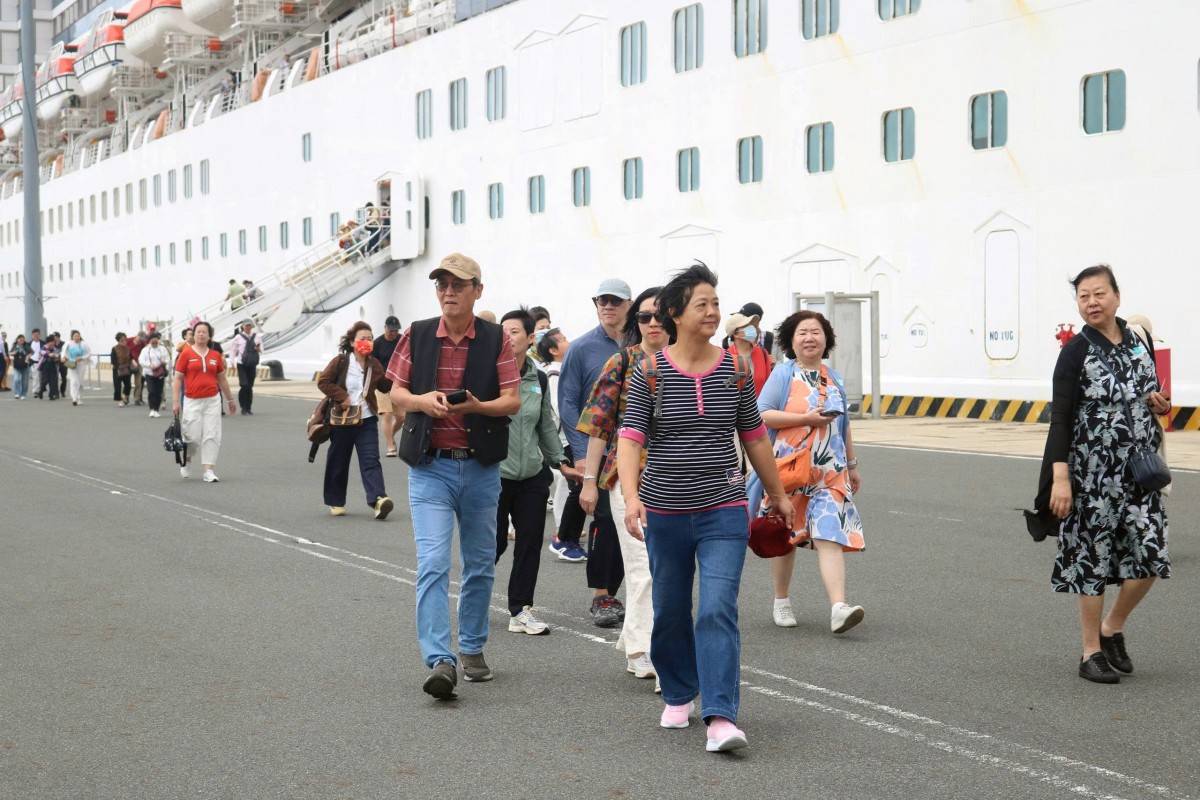 Tàu biển quốc tế Adora Mediterranea cùng 2.200 du khách thăm quan Khánh Hòa lần thứ 6