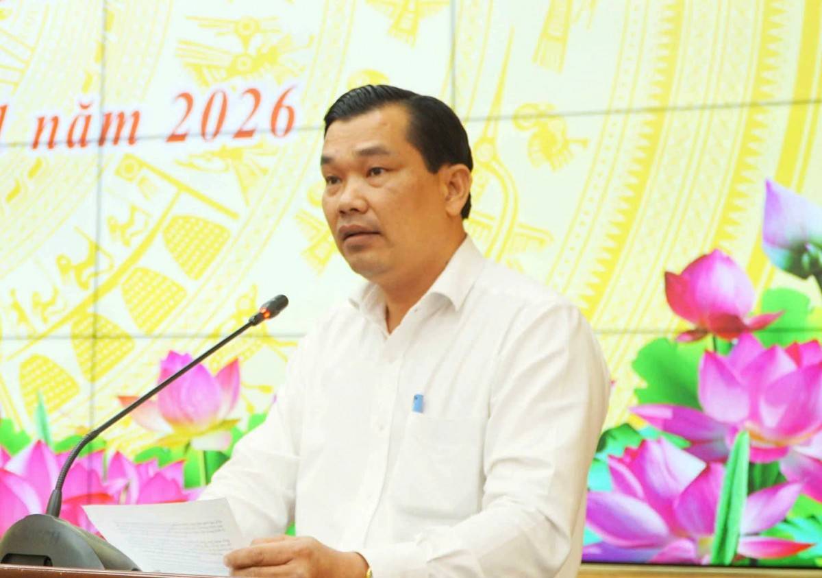 Chủ tịch UBND TP. Cần Thơ Trương Cảnh Tuyên đi kiểm tra công tác bầu cử