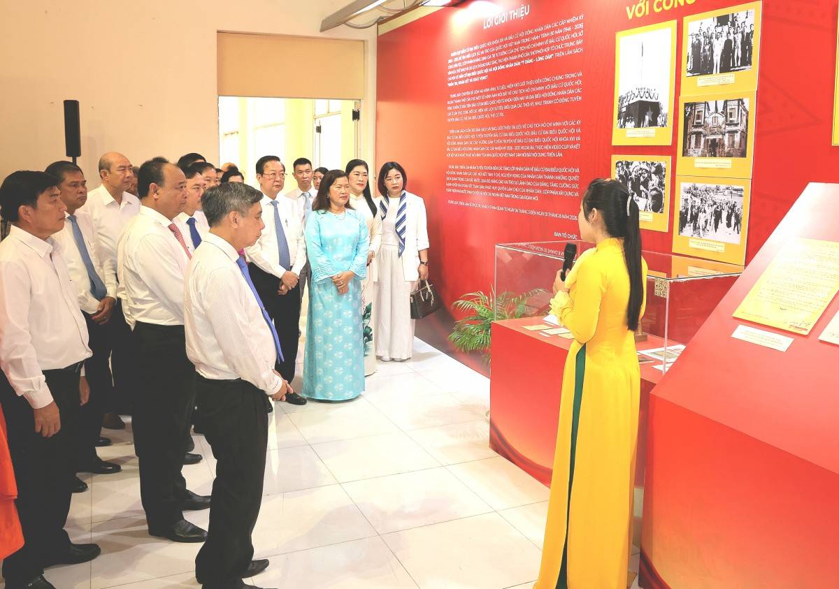 Chủ tịch UBND TP. Cần Thơ Trương Cảnh Tuyên đi kiểm tra công tác bầu cử