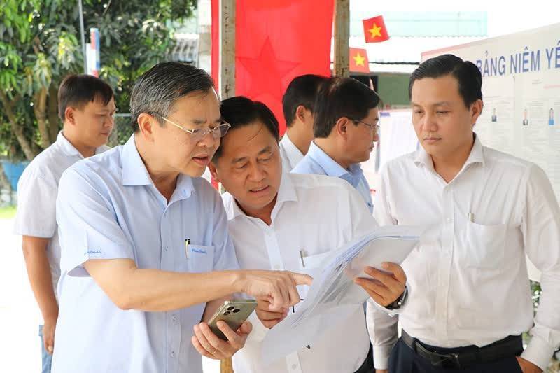 Chủ tịch UBND TP. Cần Thơ Trương Cảnh Tuyên đi kiểm tra công tác bầu cử