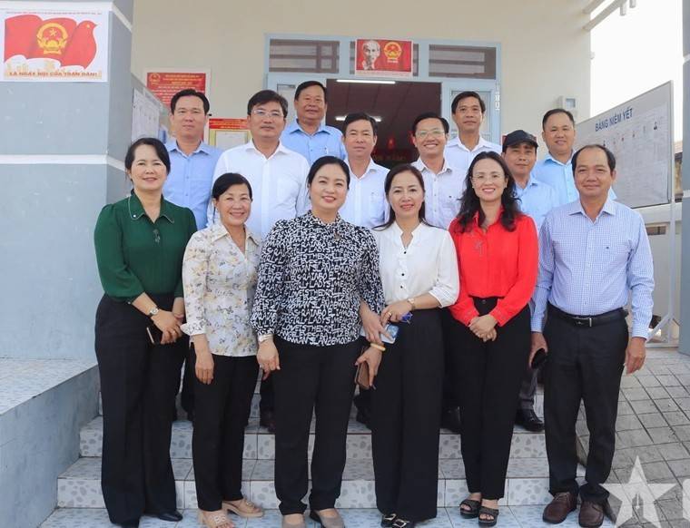 Chủ tịch UBND TP. Cần Thơ Trương Cảnh Tuyên đi kiểm tra công tác bầu cử