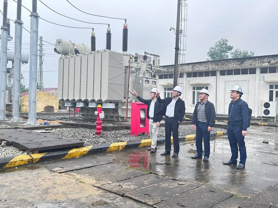 Đoàn công tác của Sở Công thương và Lãnh đạo Ban QLDA Công ty Điện lực Hà Tĩnh kiểm tra công tác đảm bảo cấp điện tại TBA 110kV Vũng Áng.