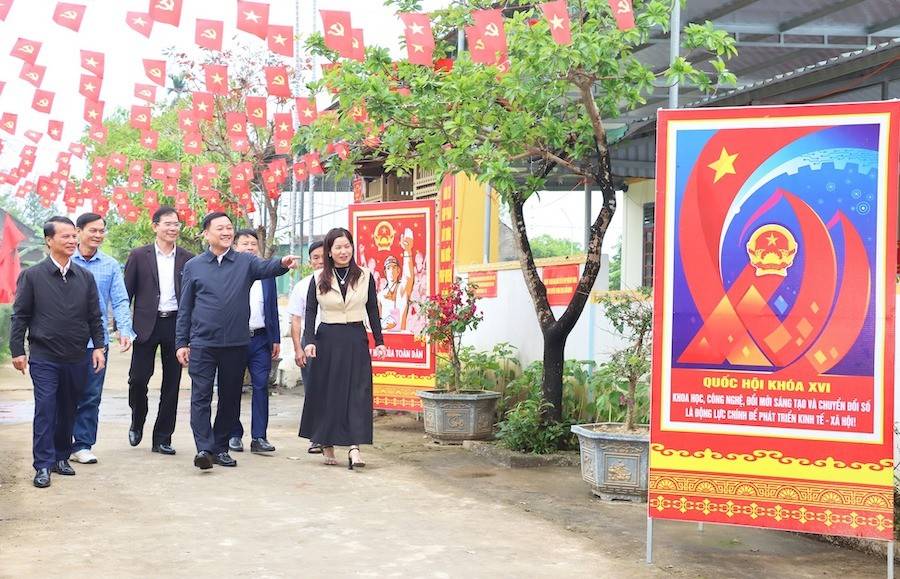 Cử tri tỉnh Hà Tĩnh chào đón Ngày hội non sông