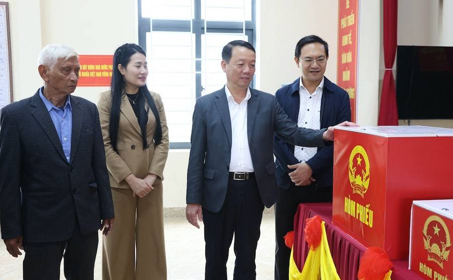 Chủ tịch UBND tỉnh Hà Tĩnh Phan Thiên Định kiểm tra công tác bầu cử tại các xã, phường