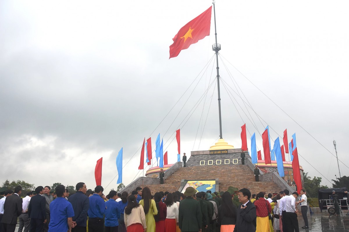 Quảng Trị: Trang nghiêm lễ chào cờ tại Kỳ đài Hiền Lương, hướng tới ngày hội bầu cử