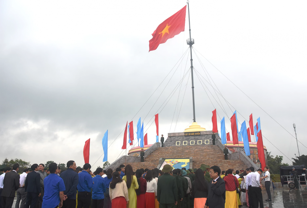 Quảng Trị: Trang nghiêm lễ chào cờ tại Kỳ đài Hiền Lương, hướng tới ngày hội bầu cử