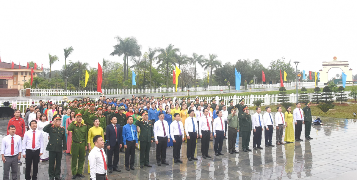 Quảng Trị: Trang nghiêm lễ chào cờ tại Kỳ đài Hiền Lương, hướng tới ngày hội bầu cử