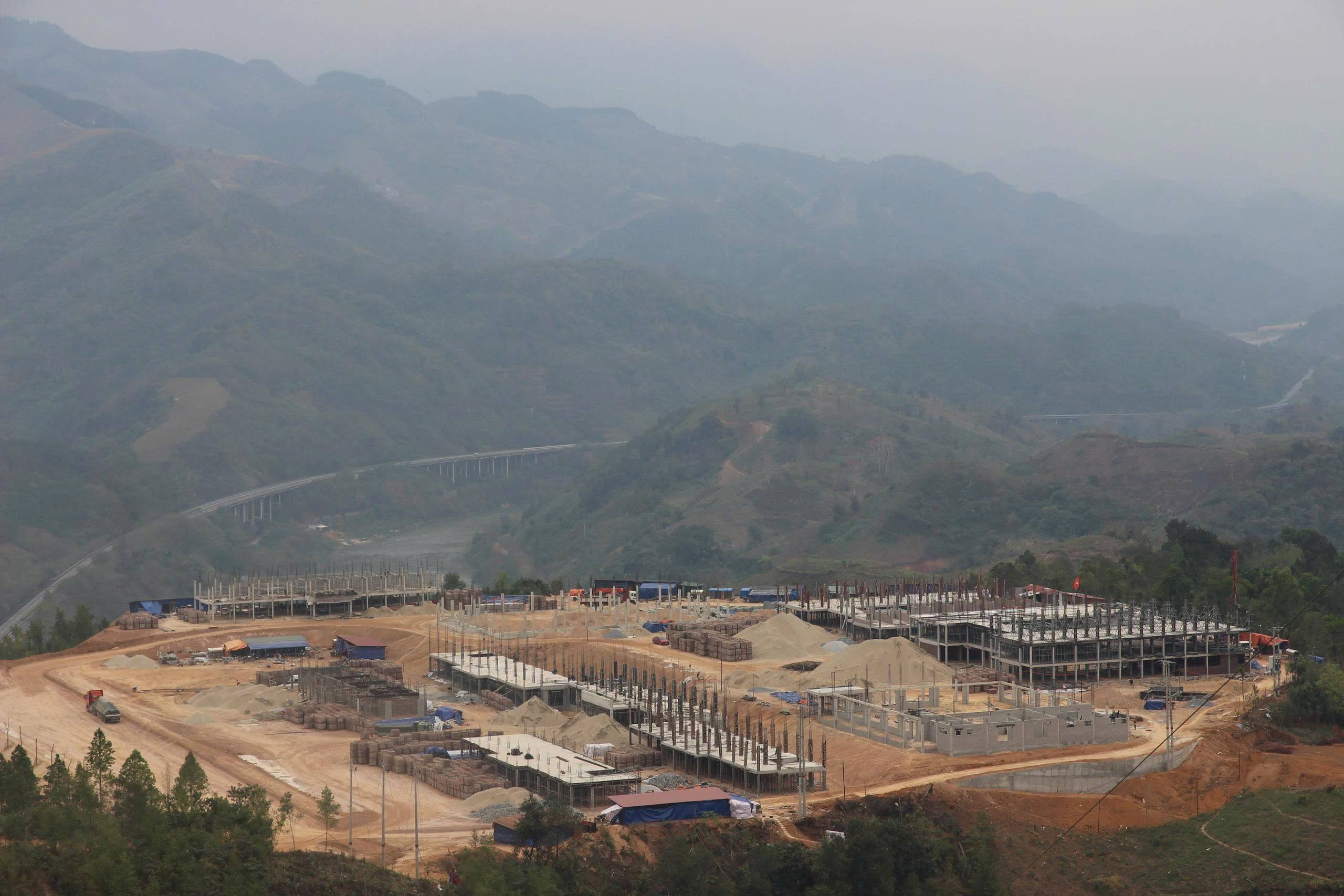 Lào Cai huy động tối đa nhân lực, máy móc bảo đảm tiến độ xây dựng các trường học biên giới