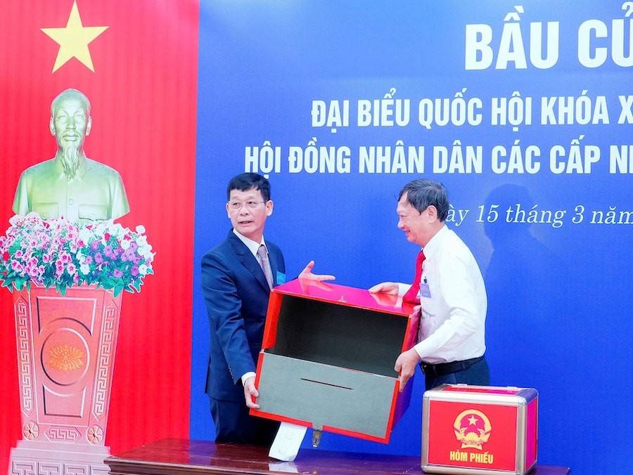 Tổ bầu cử tiến hành kiểm tra hòm phiếu