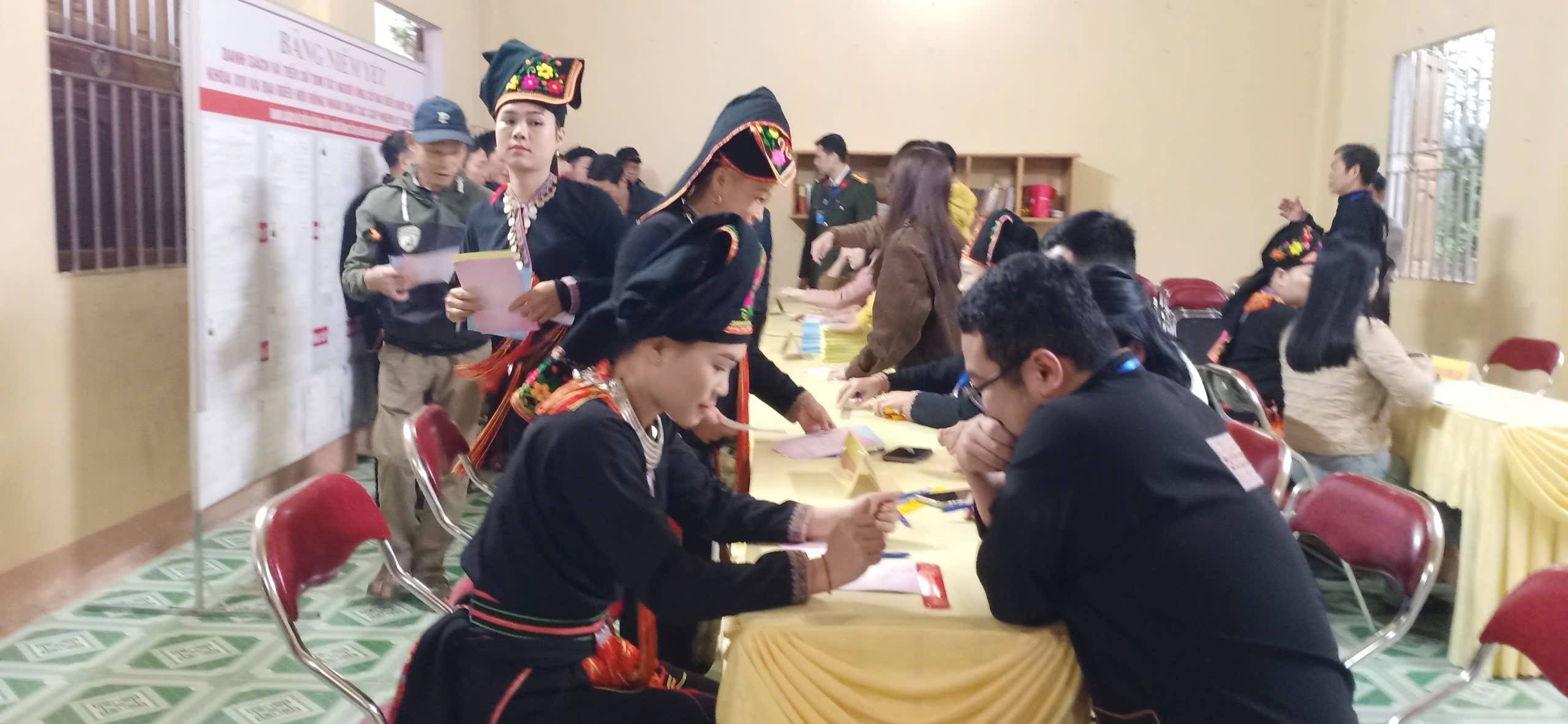 Ngày hội bầu cử rộn ràng ở xã vùng cao Mỏ Vàng với gần 6.400 cử tri nô nức đi bỏ phiếu