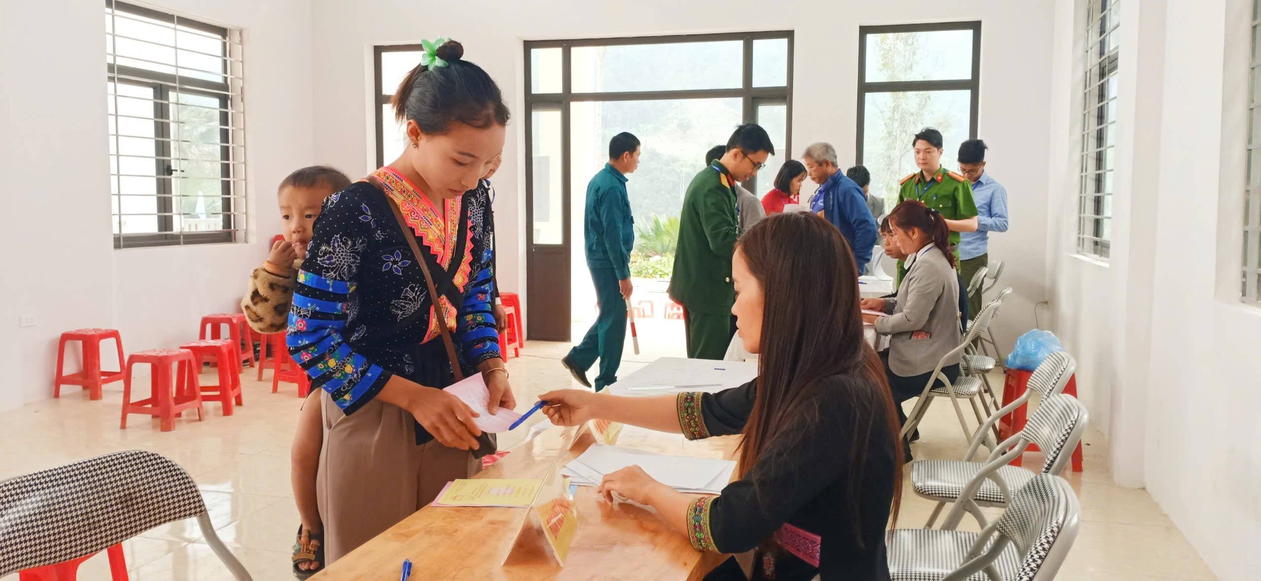 Ngày hội bầu cử rộn ràng ở xã vùng cao Mỏ Vàng với gần 6.400 cử tri nô nức đi bỏ phiếu