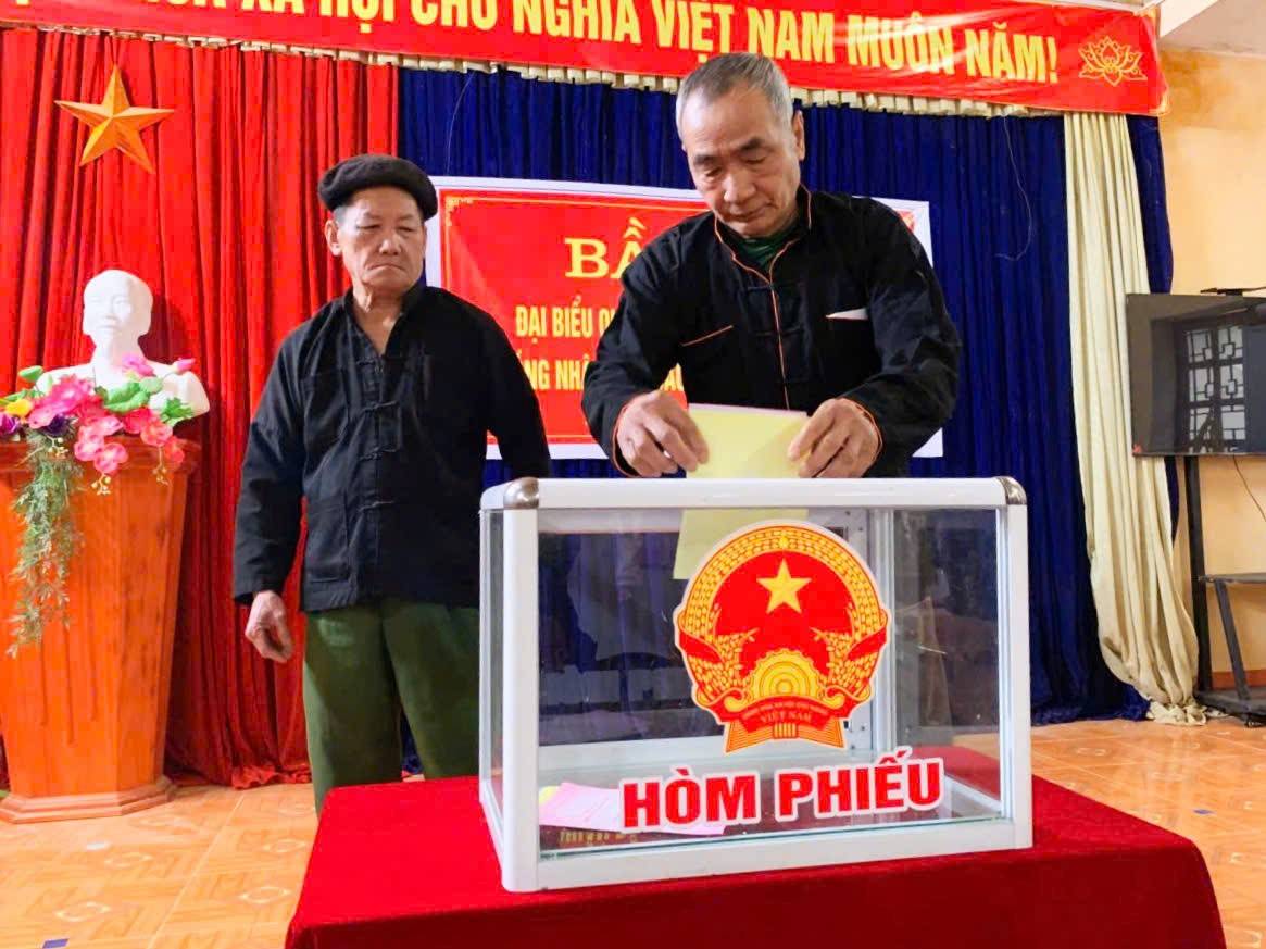 Ngày hội bầu cử rộn ràng ở xã vùng cao Mỏ Vàng với gần 6.400 cử tri nô nức đi bỏ phiếu