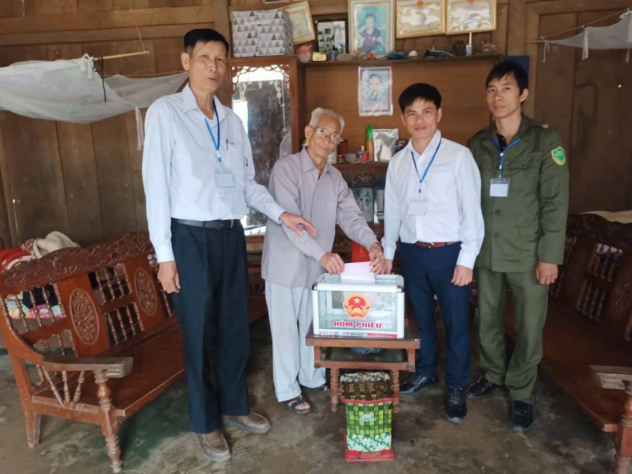 Ngày hội bầu cử rộn ràng ở xã vùng cao Mỏ Vàng với gần 6.400 cử tri nô nức đi bỏ phiếu