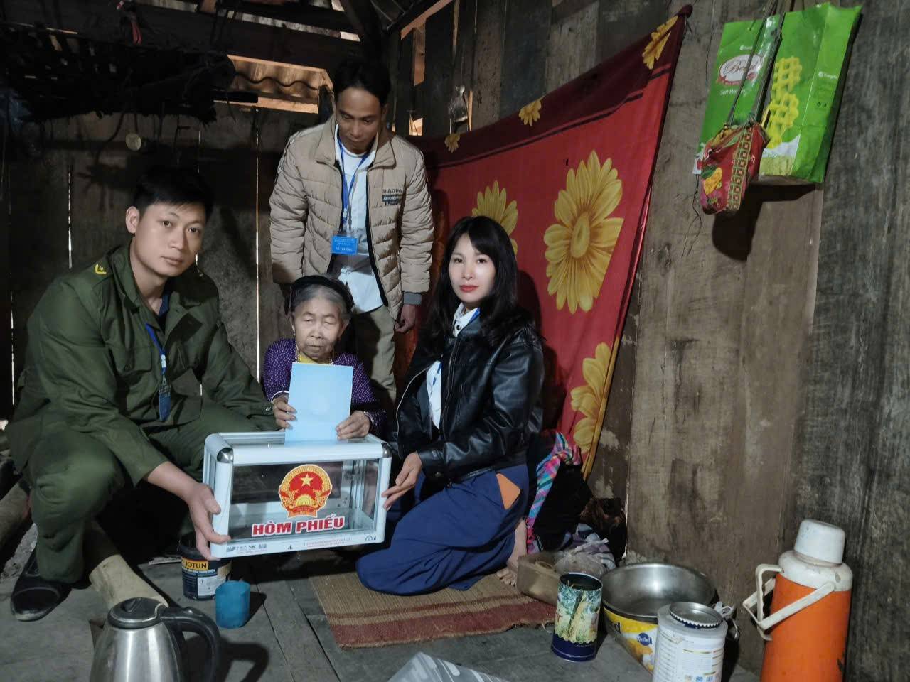 Ngày hội bầu cử rộn ràng ở xã vùng cao Mỏ Vàng với gần 6.400 cử tri nô nức đi bỏ phiếu