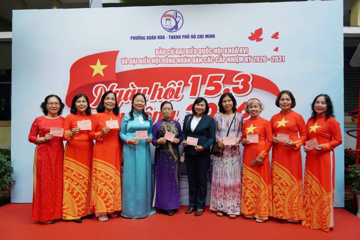 Chủ tịch UBND TP. Hồ Chí Minh cùng cử tri phường Xuân Hòa dự ngày hội bầu cử