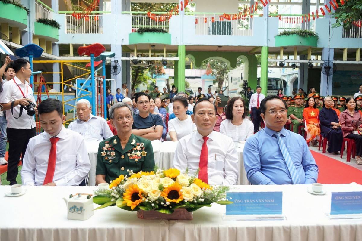  ông Nguyễn Văn Được - Phó Bí thư Thành ủy, Chủ tịch UBND TP. Hồ Chí Minh, cùng đại diện lãnh đạo địa phương và đông đảo cử tri trên địa bàn.